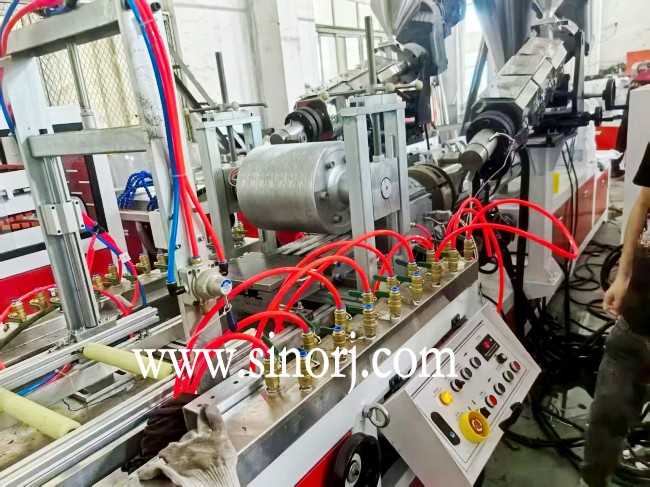 pe木塑共挤型材生产线工厂试机中