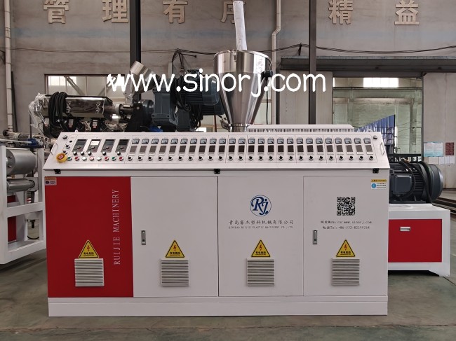 调试完成的pe共挤木塑生产线等待发货中