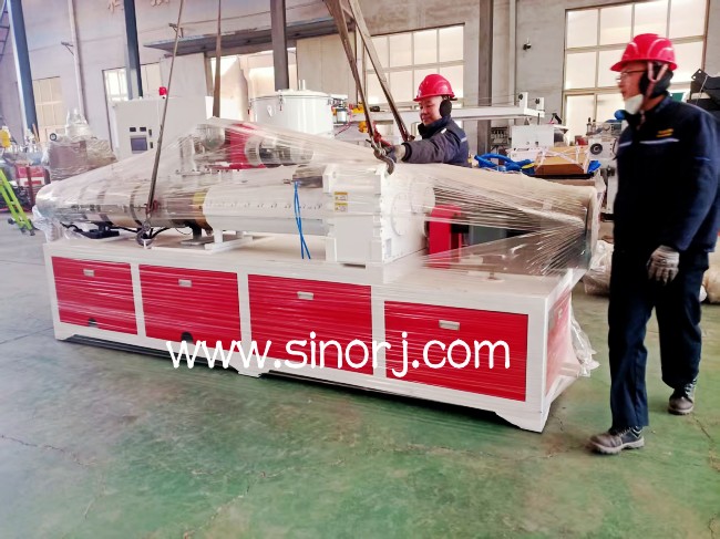 四条pvc墙板生产线装柜发货东南亚