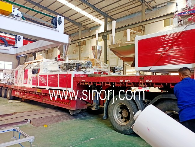 国外15个货柜与国内板车同时装车