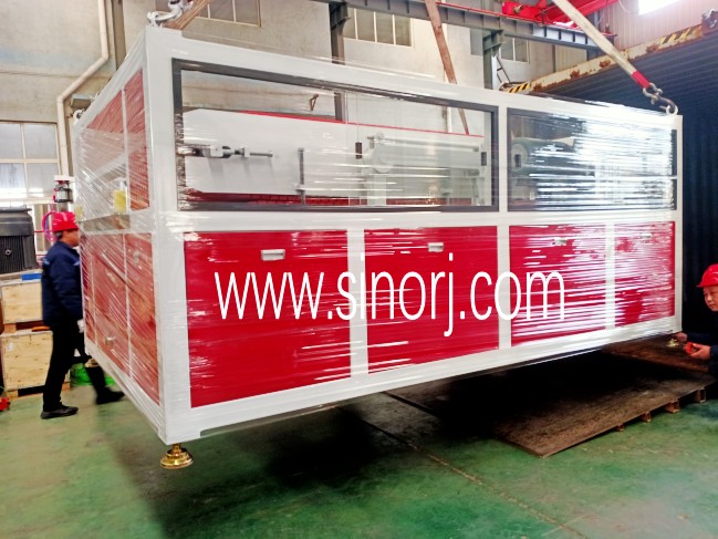 wpc木塑门生产线装柜发货中